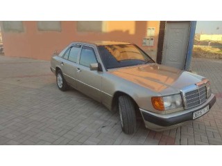 سيارة مرسيدس في حالة جيد جدا من نوع 250