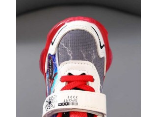 Des espadrilles spiderman lumineux