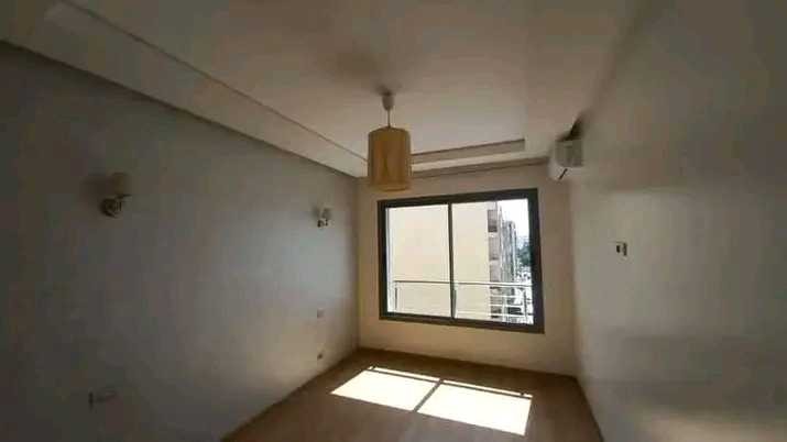 appart-studio-vide-quartier-les-princesses-big-0