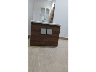 بيع بعض ادوات الحمام مع باب من النوع الرفيع