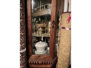 VITRINE DE COIN EN BOIS DE NOYER A VENDRE
