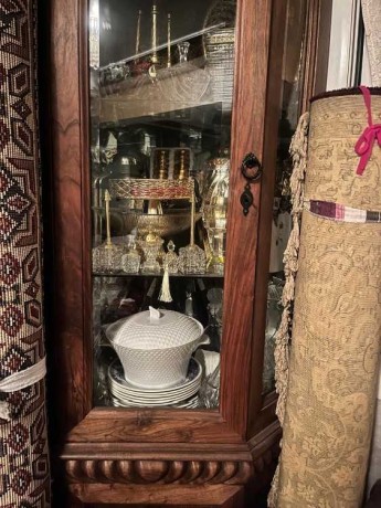 vitrine-de-coin-en-bois-de-noyer-a-vendre-big-0