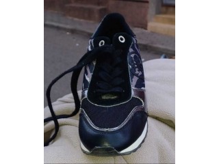 Une paire de sneakers Geuss .