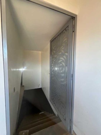 local-de-500m2-dont-un-sous-sol-de-300m2-a-louer-big-0