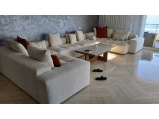 Salon en U, table basse et 2 fauteuils