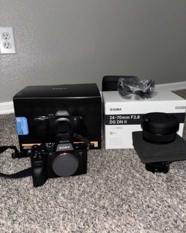 sony-alpha-7-iv-full-frame-mirrorless-camera-and-a-big-0