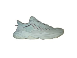 Vendre À vendre, une paire d’Adidas Ozweego.