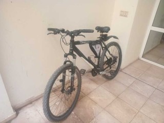 Vélo VTT aluminium robuste – Parfait état