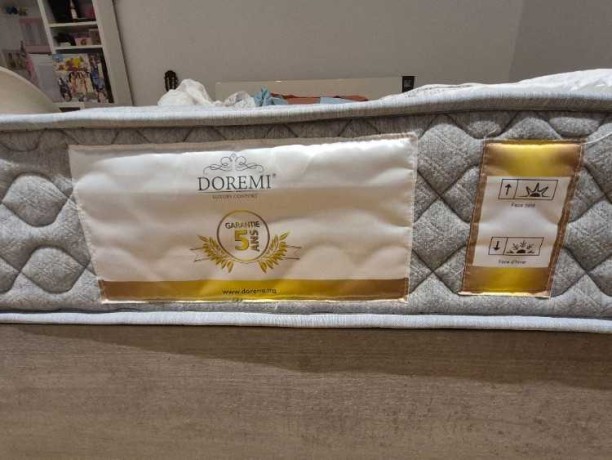 lit-avec-matelas-et-table-de-nuit-en-bon-etat-big-0