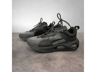 Je vends une paire de Nike Air Max.