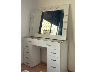 Coiffeuse avec miroir 10 tirroirs et 10 lampes LED