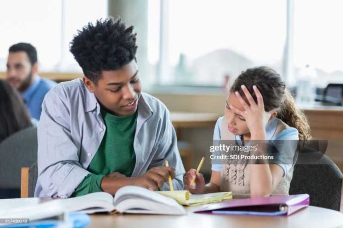 etudiant-en-licence-anglais-donne-cours-a-domicile-big-0